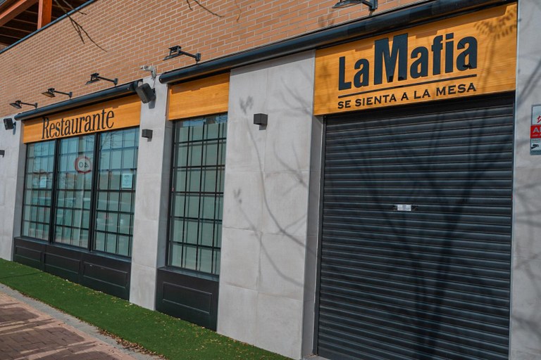 RESTAURANTE LA MAFIA SE SIENTA A LA MESA.jpeg