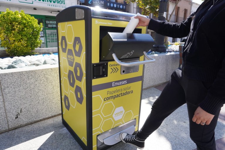 Ampliar 'Comienza la instalación de 12 papeleras compactadoras solares para envases'