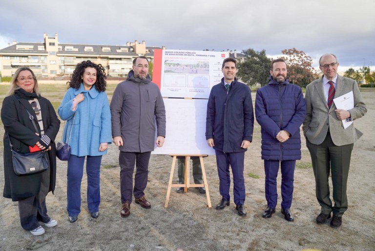 Ampliar 'El alcalde Carlos Blázquez y el consejero de Educación Emilio Viciana visitan el terreno donde se ubicará el nuevo CEIPSO de Colmenar Viejo'
