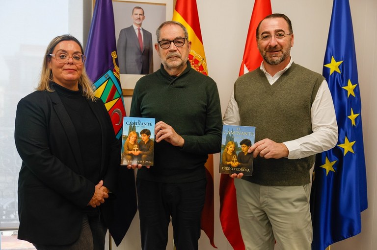 Ampliar 'El alcalde y la concejal de Cultura reciben al escritor colmenareño Diego Pedrosa'