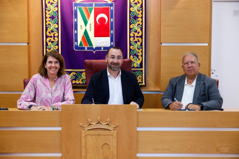 Ampliar 'El Ayuntamiento firma un convenio de colaboración con ASEYACOVI para la dinamización comercial'