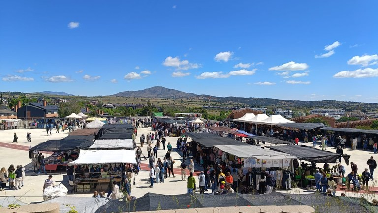 Ampliar 'El Mercadillo Municipal de los sábados se mantendrá en la explanada de ‘El Cerrillo’ tras la buena acogida entre vecinos y comerciantes'