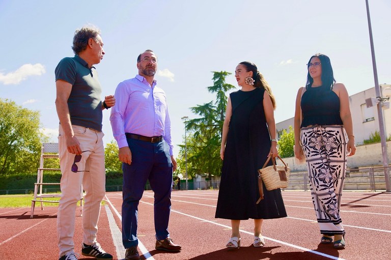 Ampliar 'Finalizan las obras de renovación de la recta de la pista de atletismo del ‘Martín Colmenarejo’ y de la cancha de baloncesto de ‘La Magdalena’'