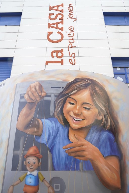 Ampliar 'La Casa de la Juventud inaugura un mural realizado por el artista local Adrián Fernández'