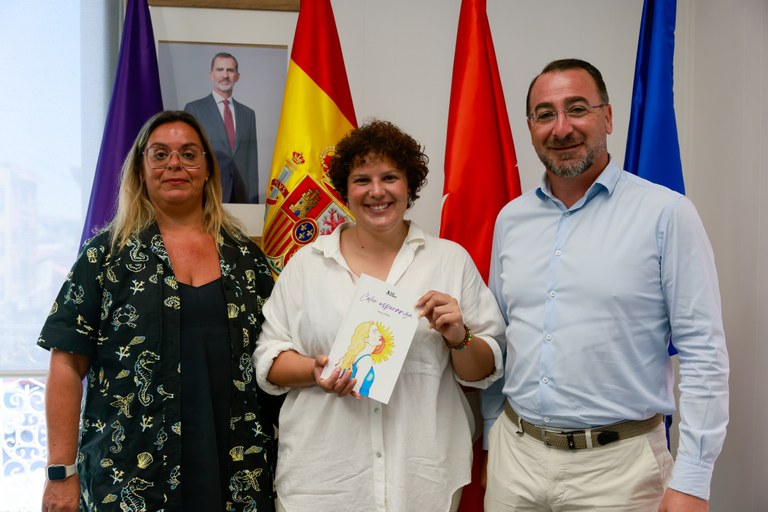 Ampliar 'La escritora colmenareña Marta Roma presenta ‘Color Esperanza’ al alcalde y a la concejal de Cultura'