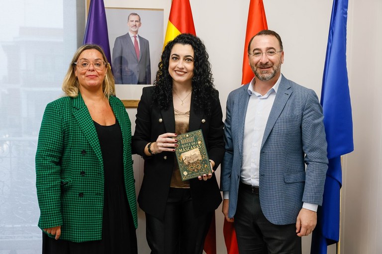 Ampliar 'La escritora colmenareña Rocío Santiago Nogales presenta su novela ‘Margot. Baile de máscaras’ al alcalde y a la concejal de Cultura'