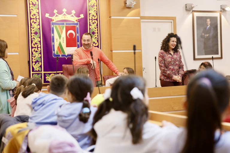 Ampliar 'Los alumnos de primaria de Colmenar Viejo han participado en los ‘Plenitos Infantiles’ para conocer el funcionamiento del Ayuntamiento'