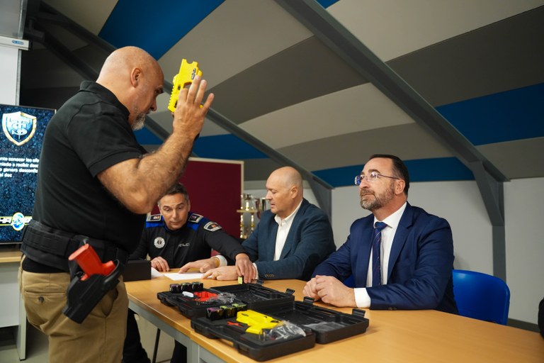Ampliar 'Policía Local dispondrá de cuatro nuevos dispositivos DEC (táser) para mejorar la seguridad'