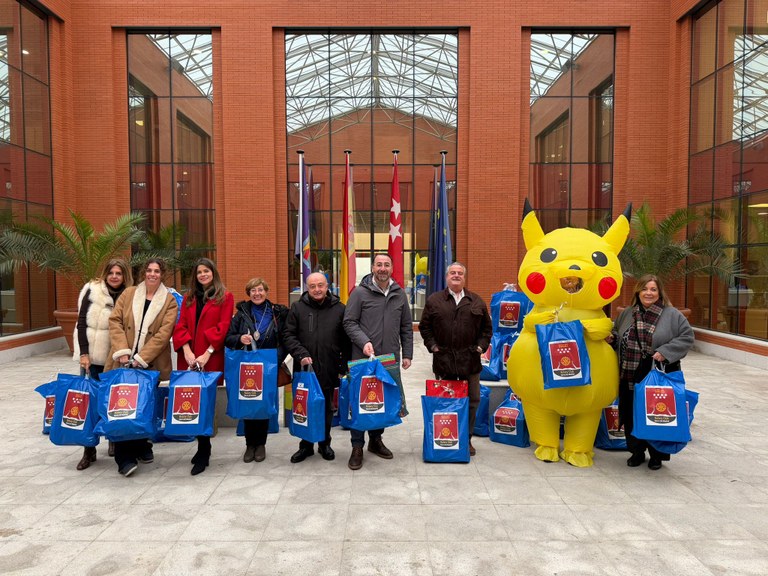 Ampliar 'Rotary Club Sierra de Madrid entrega regalos para 50 niños de Colmenar Viejo'