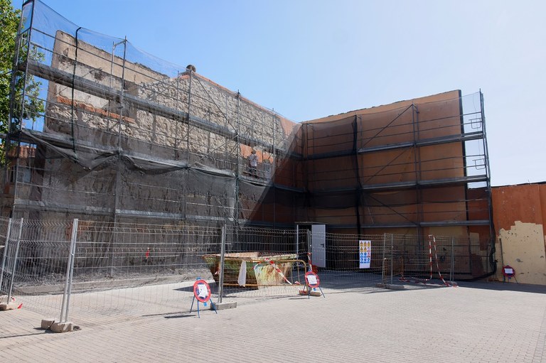 Ampliar 'Se inician las obras de reparación de las grietas en el antiguo frontón de la plaza de Eulogio Carrasco'