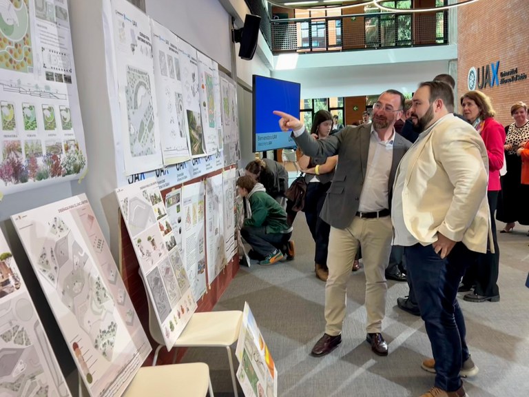 Ampliar 'Los estudiantes de la UAX presentan sus proyectos arquitectónicos para la reforma del Parque Juan Pablo II de Colmenar Viejo'